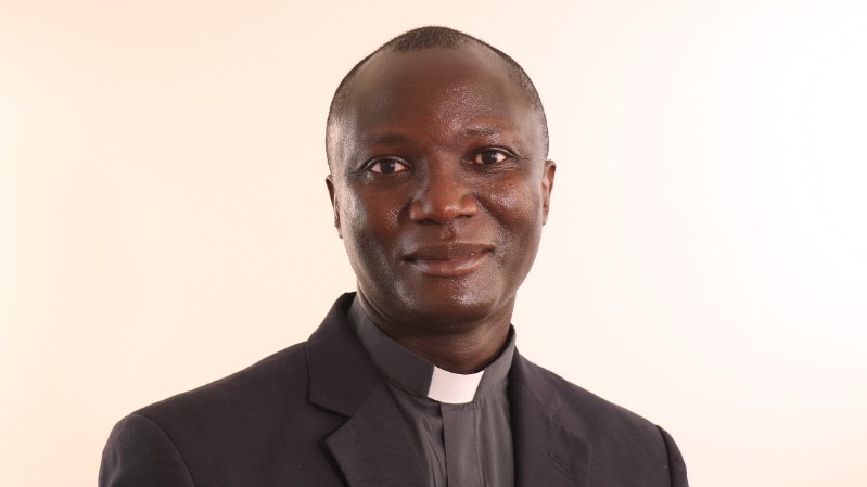 immagine-articolo-il-prof-don-kevin-mwandha-nominato-pro-decano-della-facolta-di-lettere-cristiane-e-classiche